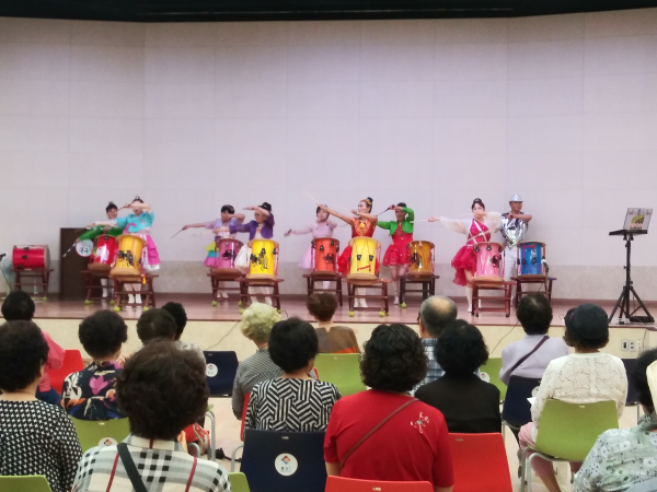 효문화마을관리원 대강당에서 열린 이전 문화예술공연 장면