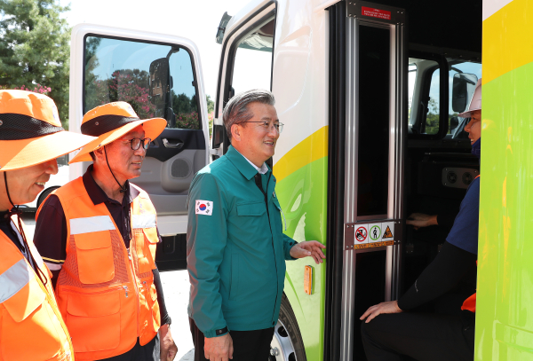 21일 정용래 유성구청장이 새롭게 도입한 ‘한국형 저상청소차’를 살펴보고 있다.