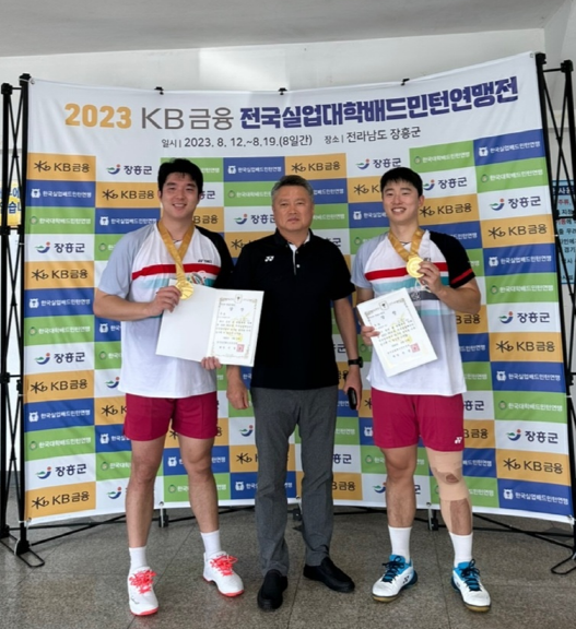 개인복식 우승 기념사진 (왼쪽부터 김기정 선수, 손진환 감독, 김덕영 선수)