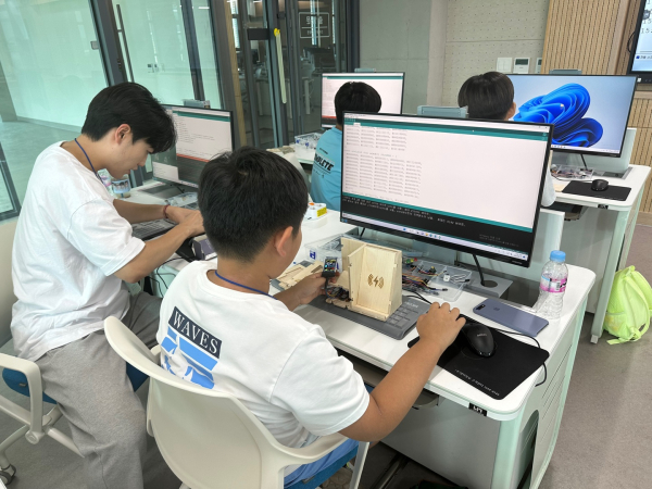 제5회 청소년 IT캠프에서 초등학생과 대학생 멘토가 함께 실습을 진행하고 있다.