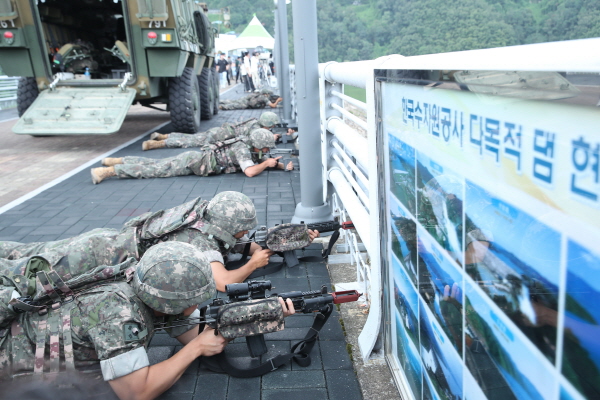 22일에는 충청북도 청주시 대청댐 일원에서 환경부가 주관하고 한국수자원공사 윤석대 사장이 주재하는 관계기관 합동 ‘2023년 을지연습 실제 훈련’ 실시 모습