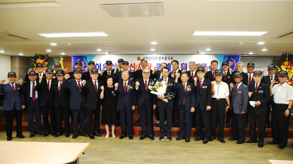 이완섭 서산시장이 김정규 대한민국 무공수훈자회장으로부터 명예 회원패를 받았다 (단체사진)