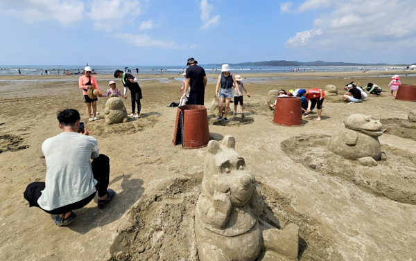 지난 8월 12일 신두리 해수욕장에서 진행된 모래조각 체험교실 모습.