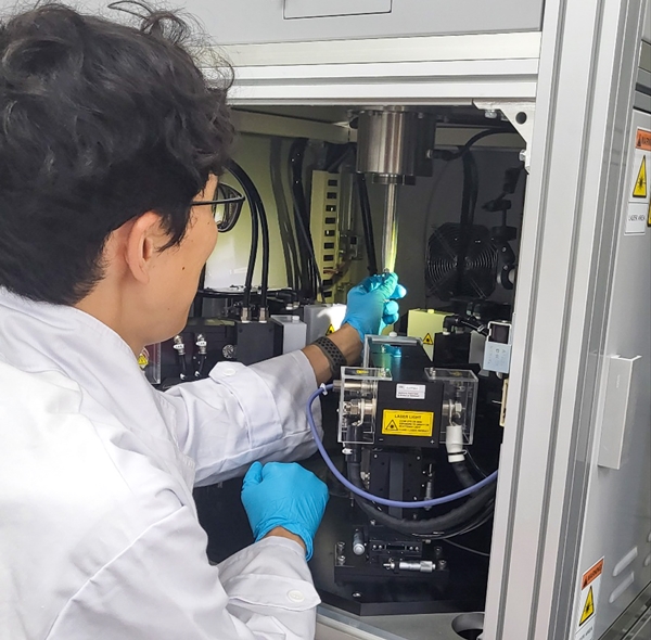 한국원자력연구원 첨단양자소재연구실 김재욱 박사가 고품질의 TbInO3 단결정을 합성하기 위해 사용되는 레이저 부유 용융로를 점검하고 있다.