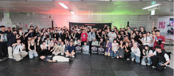대전교통공사 연규양 사장과 0시댄스페스티벌에 참여한 모든 댄서들이 기념촬영에 임하며 내년을 기약하고 있다.