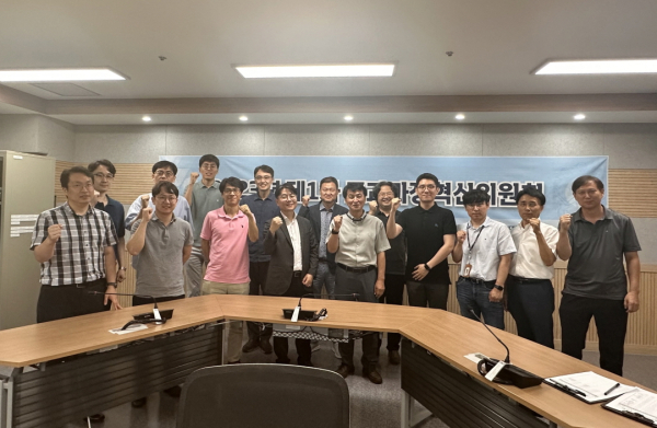 지난 22일 SW교과과정 혁신을 논의하는 ‘2023학년도 제1차 교과과정혁신위원회’를 개최하고 참석한 내·외부위원들이 기념촬영을 하고 있다.