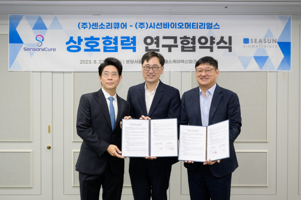 협약식 체결 / 왼쪽부터 ㈜센소리큐어 최병윤(분당서울대학교병원 이비인후과 교수)·김봉직(세종충남대학교병원 이비인후과 교수) 대표, ㈜시선바이오머티리얼스 박희경 대표