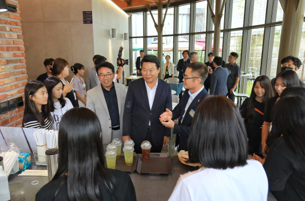 수다벅스 2호점 개관식 후 내부를 둘러보고 있는 오성환 시장