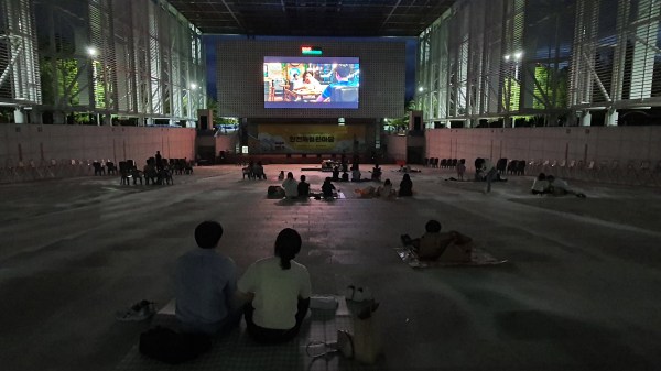 ‘가을밤 와인 영화제’