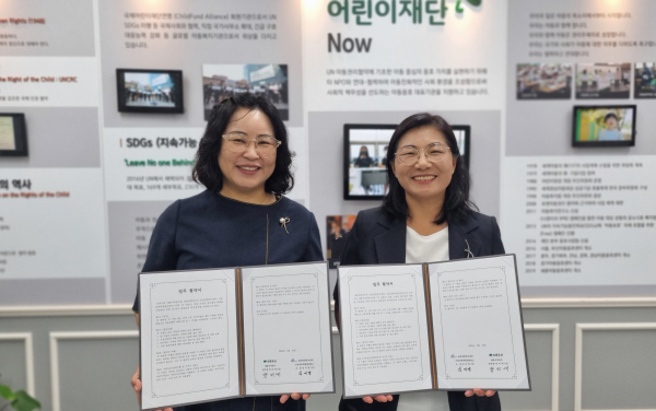 초록우산 세종본부 박미애 본부장, 종촌종합복지센터 가정·성폭력통합상담소 김미경 소장(사진=초록우산 제공)