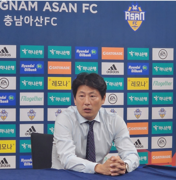 경기 후 인터뷰를 하는 박동혁 감독/박동혁 기자