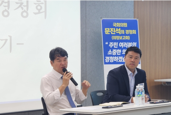 주민들과 대화하고 있는 문진석 의원(왼쪽)과 이병하 천안시의원/박동혁 기자