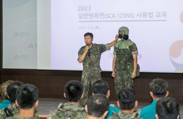 지난 22일 2023년 을지훈련의 일환으로 ‘드론테러 대응 훈련’을 진행한 후 구청 청렴관에서 직원 및 주민들이 참여한 가운데 방독면 착용 교육 진행