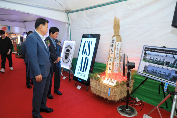 제17회 당진시 우수광고물 전시회를 둘러보고 있는 관계자들