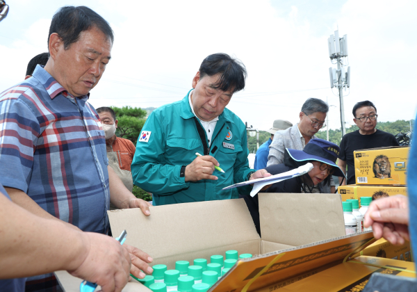 지난 26일 태안읍사무소에서 진행된 방제약제 배부 현장을 찾은 가세로 태안군수.