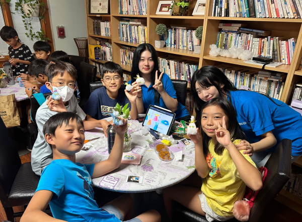 청소년 국외역사체험활동 참가자들이 하와이 현지 한글학교에서 재외교포 청소년들에게 전통 매듭법을 가르쳐주고 있다.