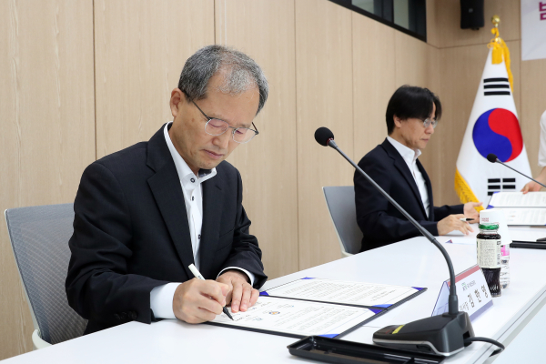 가정·성폭력 등 범죄피해를 입은 사회적 약자 지원 업무협약식에 참가한 김한영 이사장