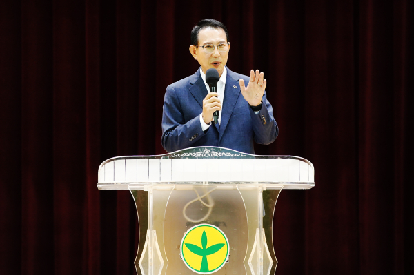 29일 서산시민체육관에서 열린 2023년 새마을지도자 한마음대회에서 인사말하는 이완섭 시장 모습