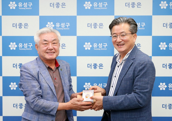 지난 29일 순천만국제정원박람회 조직위원회가 유성구에 기념주화를 전달한 가운데, 정용래 유성구청장(오른쪽)과 천제영 사무총장(왼쪽)이 기념촬영