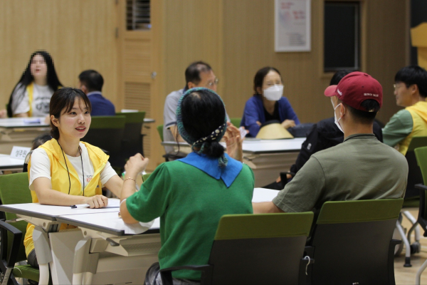 장애인 가족과 자원봉사자가 만나는 장면