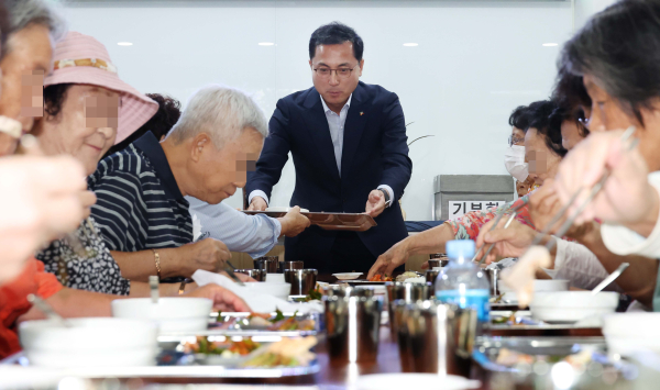 박희조 대전 동구청장, 대전연탄은행 급식 봉사 동참 모습