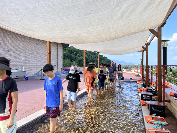 지난 20일 국립산림치유원 수(水)치유센터 족욕장에서 ‘아토피 숲 캠프’ 참가자들이 아토피 극복을 위한 인삼 족욕 활동을 하고 있다.