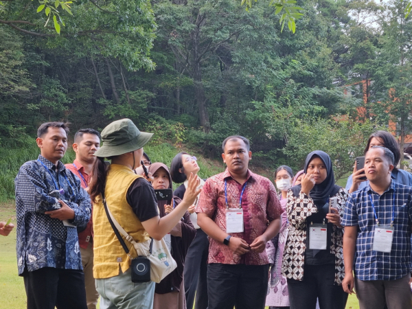 인도네시아 산림공무원 대상 ‘치유림 및 생태관광 역량강화’ 연수 과정에서 연수생들이 국립대전숲체원(대전 유성구 숲체원로)에 방문하여 산림복지프로그램 체험