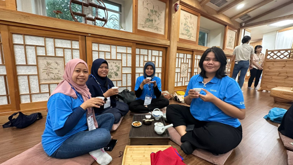 인도네시아 산림공무원 대상 ‘치유림 및 생태관광 역량강화’ 연수 과정에서 연수생들이 국립산림치유원(경북 영주시 봉현면·예천군)에 방문하여 산림치유프로그램을 체험하고 있다