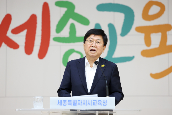 월례회의에서 발언하는 최교진 세종시교육감