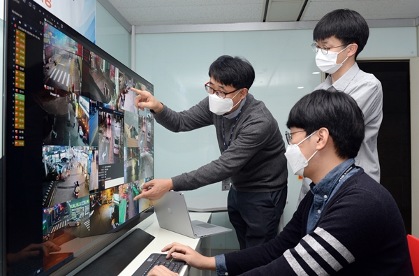 ETRI 연구진이 딥뷰 기술 시연에 대해 의견을 나누는 모습