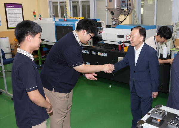 2023 제58회 전국기능경기대회 참가 선수 및 지도교사 격려(동아마이스터고) 를 방문 격려중인 설동호 교육감