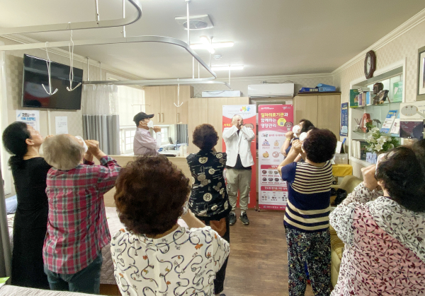 대덕구보건소 남부건강생활지원센터 다학제팀이 지역 의료기관을 방문해 지역주민을 대상으로 운동 교육을 진행하고 있다.