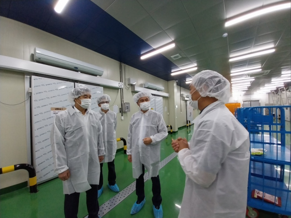 지재규 체육건강과장과 윤희신 의원이 특별합동점검을 실시하고 있다