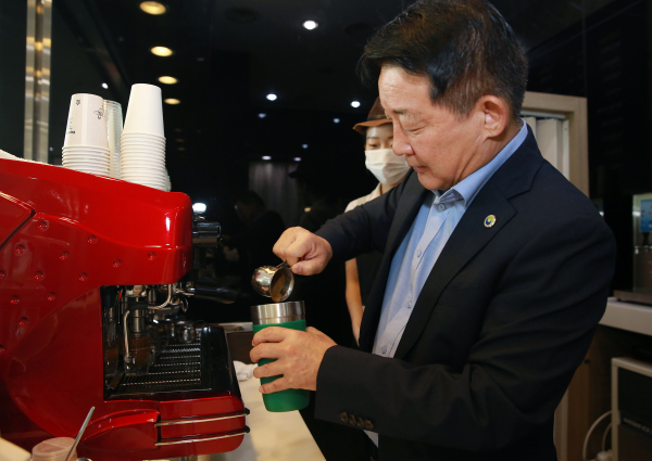 서철모 서구청장이 1회용품 대신 텀블러를 사용하는 모습