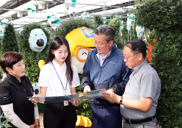 5일 정용래 유성구청장(오른쪽, 두 번째)이 양묘장을 방문해 전시회의 준비사항을 점검하고 있다.