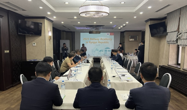 국가철도공단은 6일 키르기스스탄 비슈켁에서 현지 공무원 등을 대상으로 철도학교를 개최하여 교육 프로그램을 진행하고 있다.