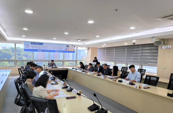 천안시가 지난 5일 오후 시청 중회의실에서 2023 청년일자리창출촉진위원회 회의를 진행하고 있다.