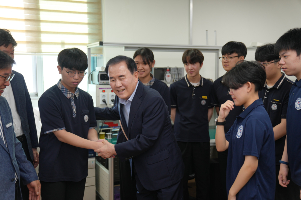 김지철 교육감이 8일 공주마이스터고를 방문하여 전국기능경기대회를 준비하고 있는 직업계고 전공심화동아리 학생들을 격려하고, 경기장 준비현황을 점검했다