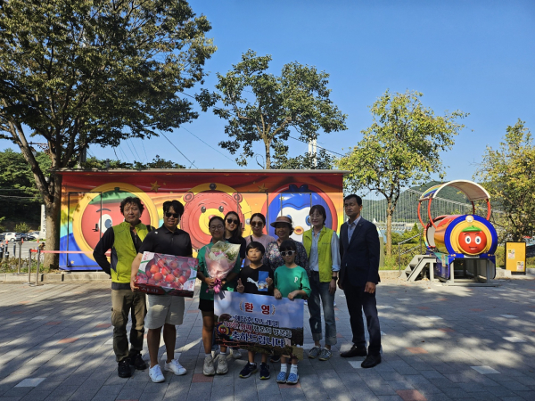 예당호 모노레일 30만번째 방문객 한세훈 씨 가족(44세, 서울 거주)과 정윤교 행정복지국장 기념촬영