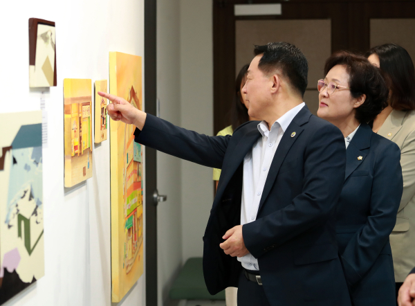 지난 8일 서구청 2층 로비에서 열린 청춘컬렉션 개최 장면