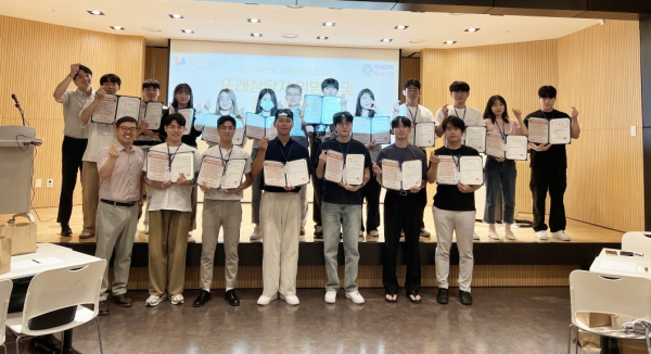 ‘2023학년도 학생상담센터 10기 또래상담자 임명식’을 개최하고, 임명된 학생들과 관계자들이 전체 기념촬영