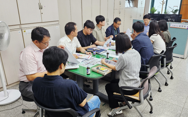 충북 괴산군 직원들이 11일 서산시 건축행정을 벤치마킹하기 위해 방문한 모습