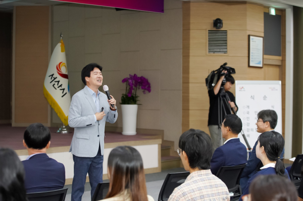 강원석 시인이 지난 11일 시청 대회의실에서 강연하는 모습