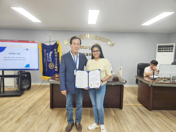 뉴금강로타리클럽 장학생, 스리랑카 국적 대전보건대학교 주얼리디자인과 1학년 다루시에게 장학금 전달식 모습