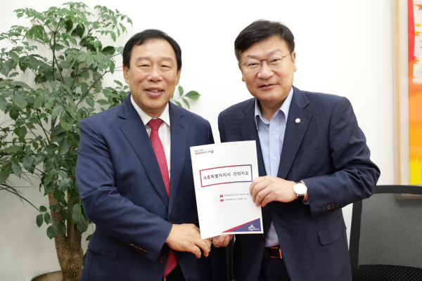 왼쪽부터 최민호 세종시장, 정점식 국회의원