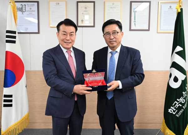 한국농수산식품유통공사 김춘진 사장(우측), 고상구 K&K글로벌 회장(좌측)