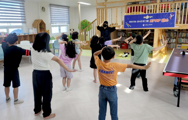지난 8일 이원면 다함께 돌봄센터에서 진행된 ‘찾아가는 방송댄스’ 프로그램 운영 모습.