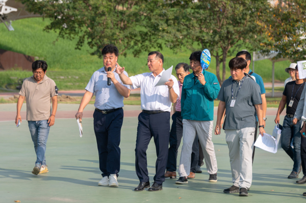 대백제전 현장점검에 나선 최원철 시장 모습
