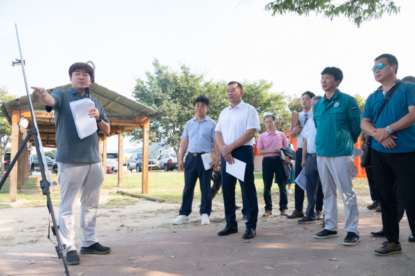 대백제전 현장점검에 나선 최원철 시장 모습