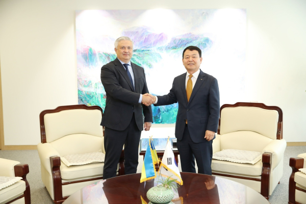 윤석대 사장(사진의 오른쪽)이 9월 12일 한국수자원공사 본사를 찾은 드미트로 포노마렌코(Dmytro Ponomarenko, 사진의 왼쪽) 주한 우크라이나 대사와 우크라이나 피해 상황과 재건에 관한 주요 이슈를 공유하고, 한국수자원공사의 물관리 및 도시재건 분야 기술과 역량 등을 활용한 상호협력 방안을 논의했다.